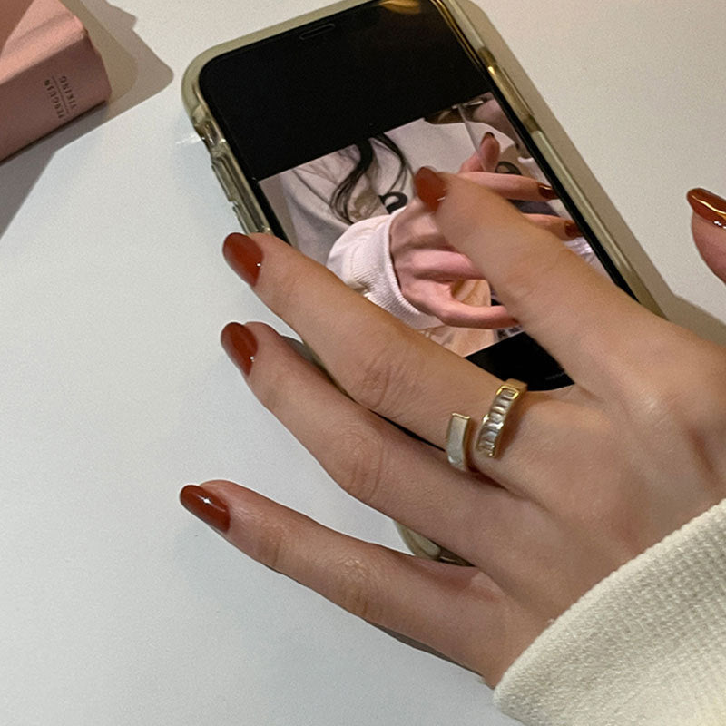 Bague tendance pour femme avec design moderne et détails élégants