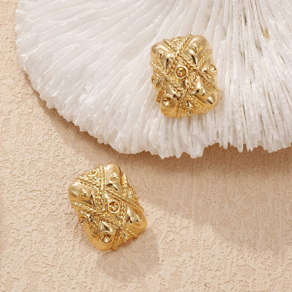 Clous d'oreilles dorés pour femme