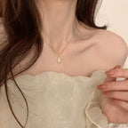 Collier pour femme avec pendentif feuille brillante