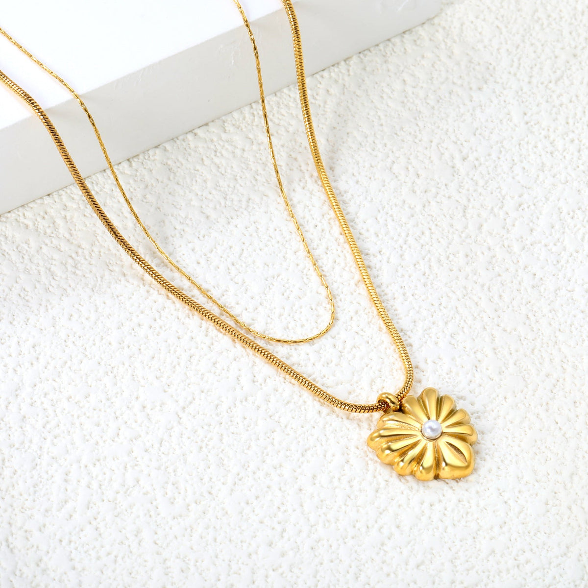 Collier pour femme avec pendentif cœur scintillant en acier plaqué or