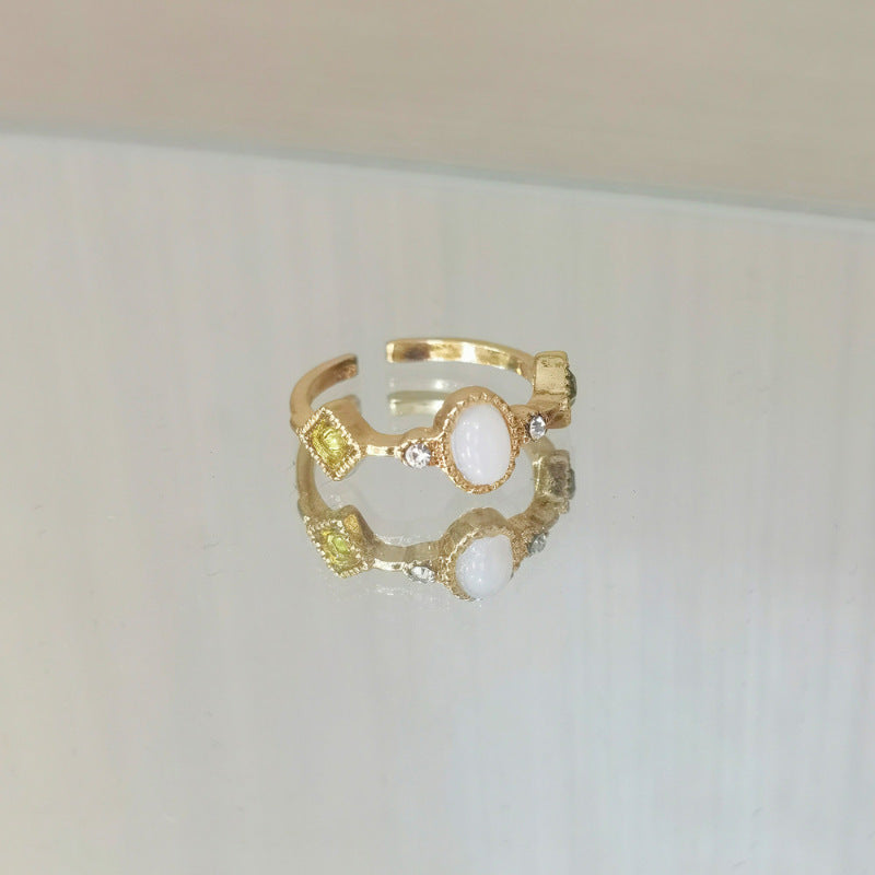 Bague ouverte pour femme avec surface structurée et pierre précieuse élégante