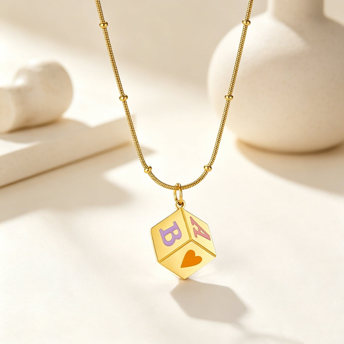 Collier personnalisé pour femme avec pendentif cube et lettres colorées