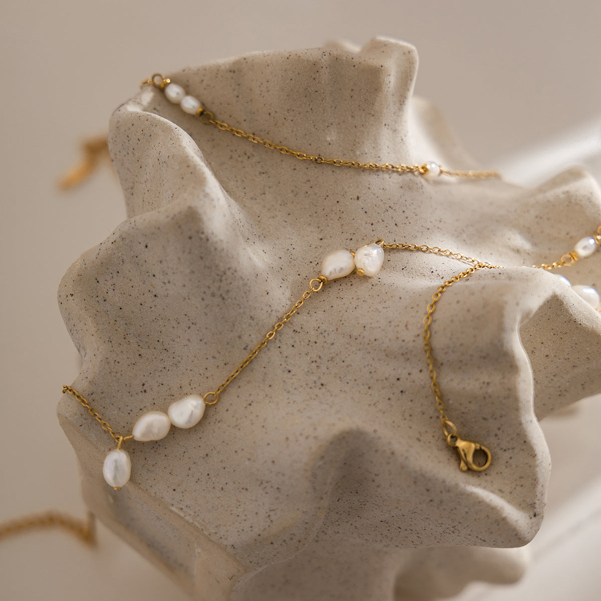 Collier pour femme avec accents de perles délicats et longueur réglable