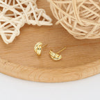 Boucles d'oreilles clous pour femme au design torsadé élégant