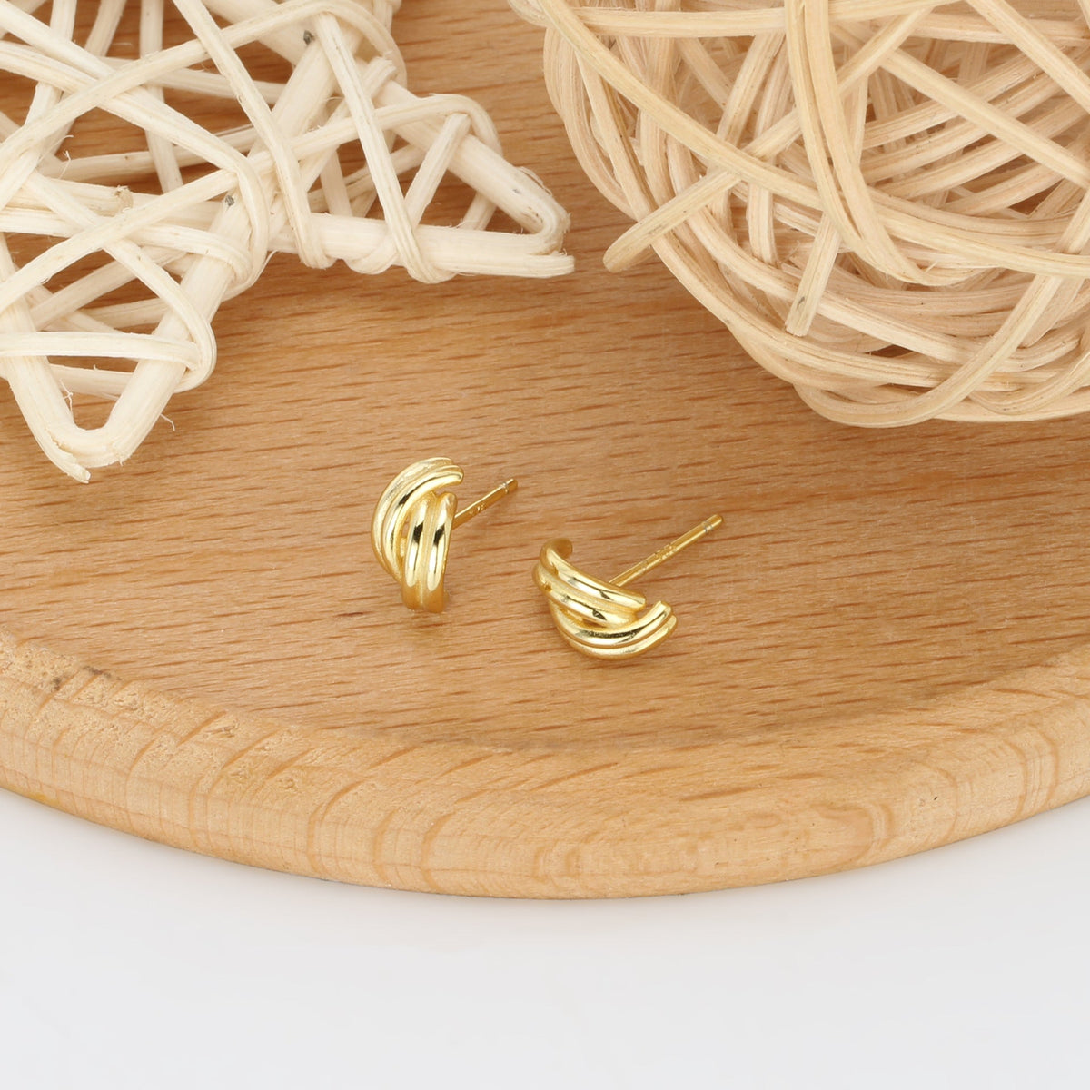 Boucles d'oreilles clous pour femme au design torsadé élégant