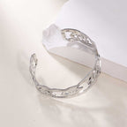 Bracelet ouvert pour femme au design bambou moderne