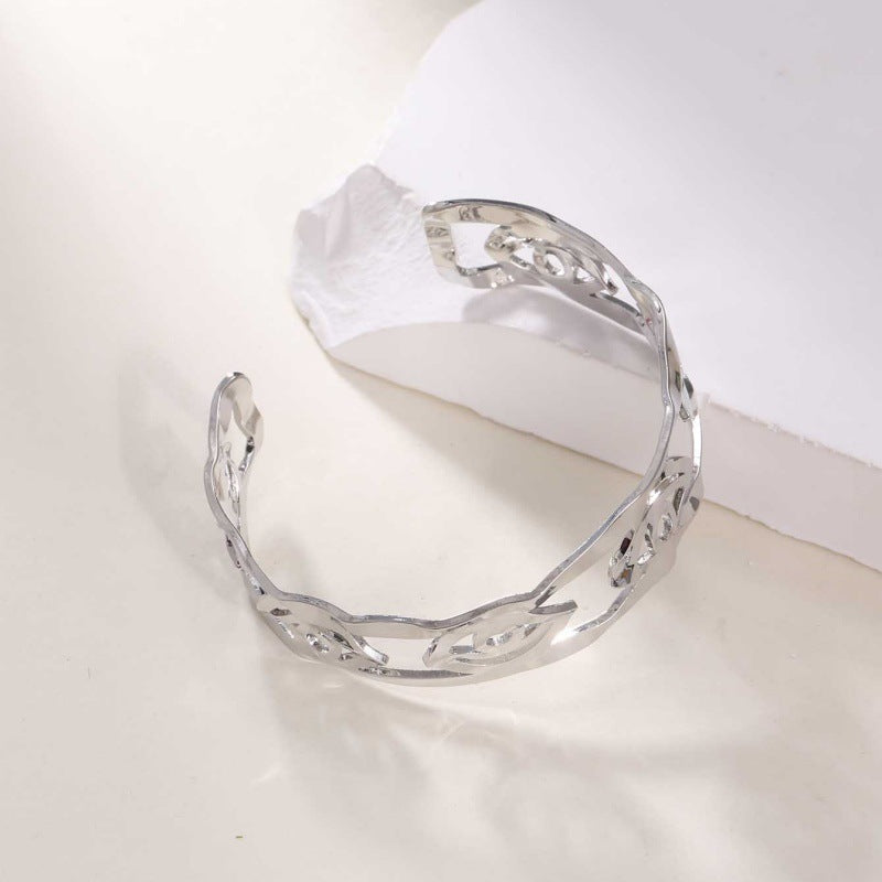 Bracelet ouvert pour femme au design bambou moderne