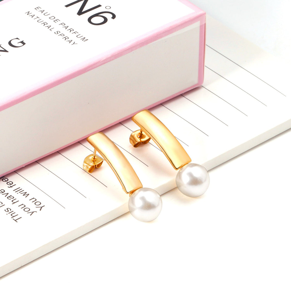 Boucles d'oreilles pendantes pour femme avec perle et finition dorée