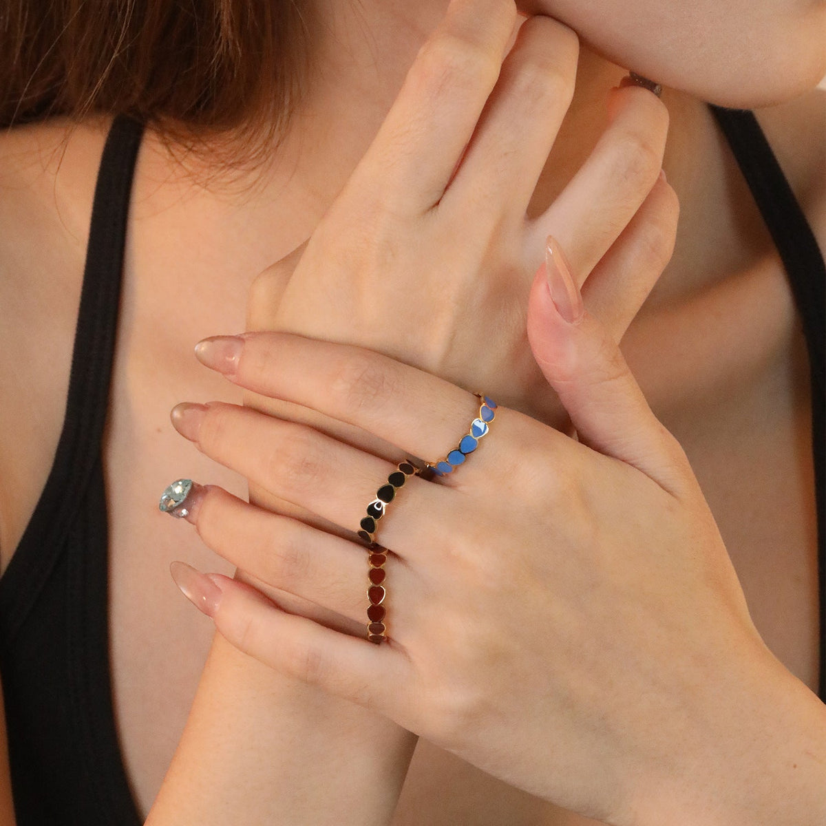 Bracelet ouvert pour femme avec motifs cœurs