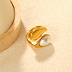 Bague pour femme design incurvé innovant et perle