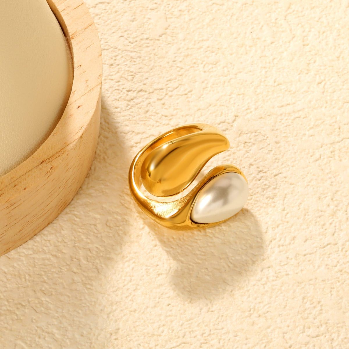 Bague pour femme design incurvé innovant et perle