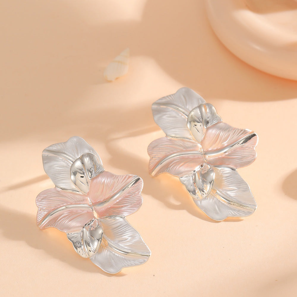 Clips d'oreilles pour femme au design élégant d'orchidée