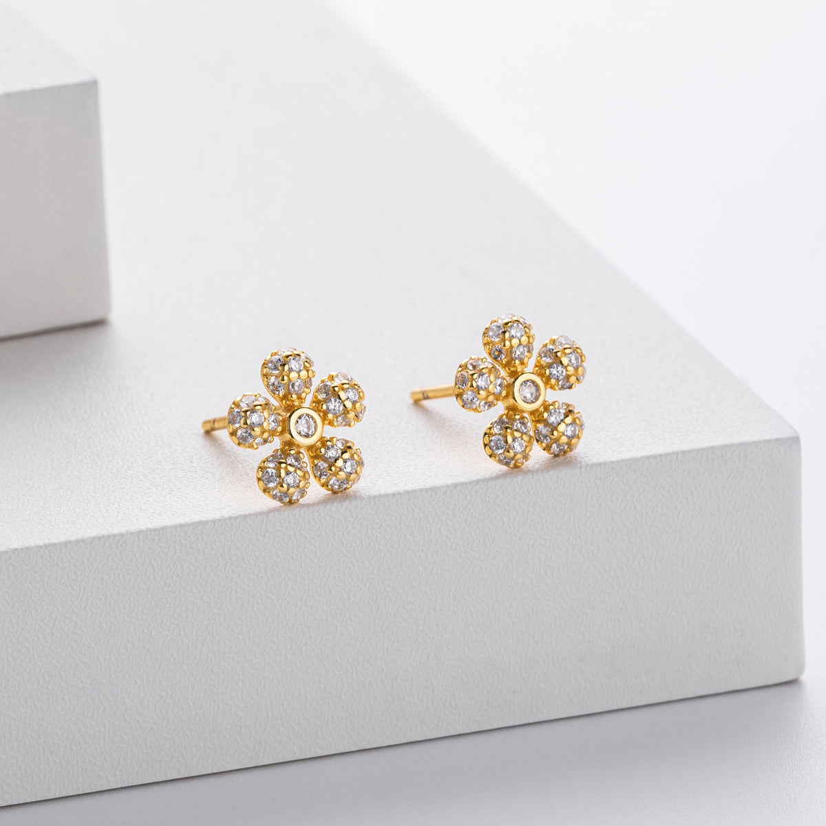 Boucles d'oreilles puces en forme de fleur avec zirconiums