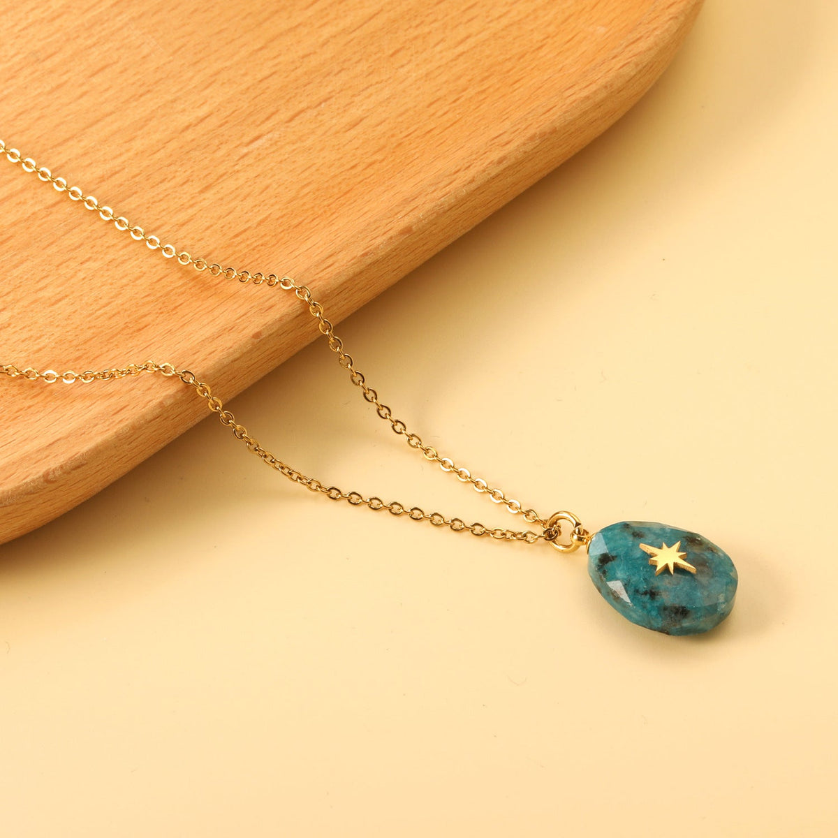 Collier pour femme avec pendentif goutte étincelant et acier inoxydable doré