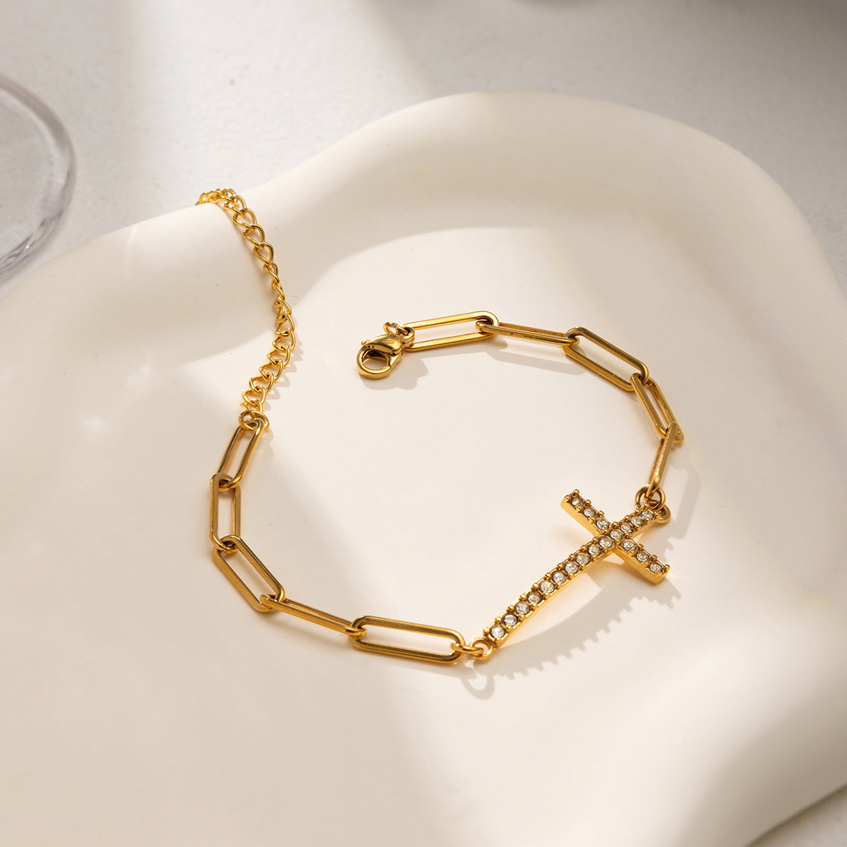 Bracelet chaîne pour femme avec croix et zircone