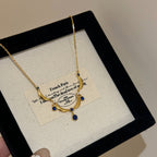Bague pour femme avec éléments en zircone colorés et pendentif goutte