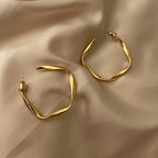 Boucles d'oreilles pour femme au design artistique et incurvé
