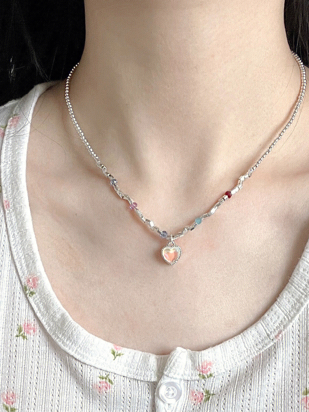 Collier avec pendentif en pierre précieuse en forme de cœur