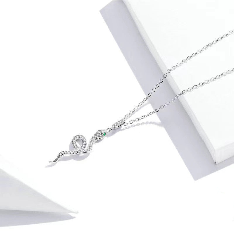 Collier pour femme au design serpent créatif et accents scintillants