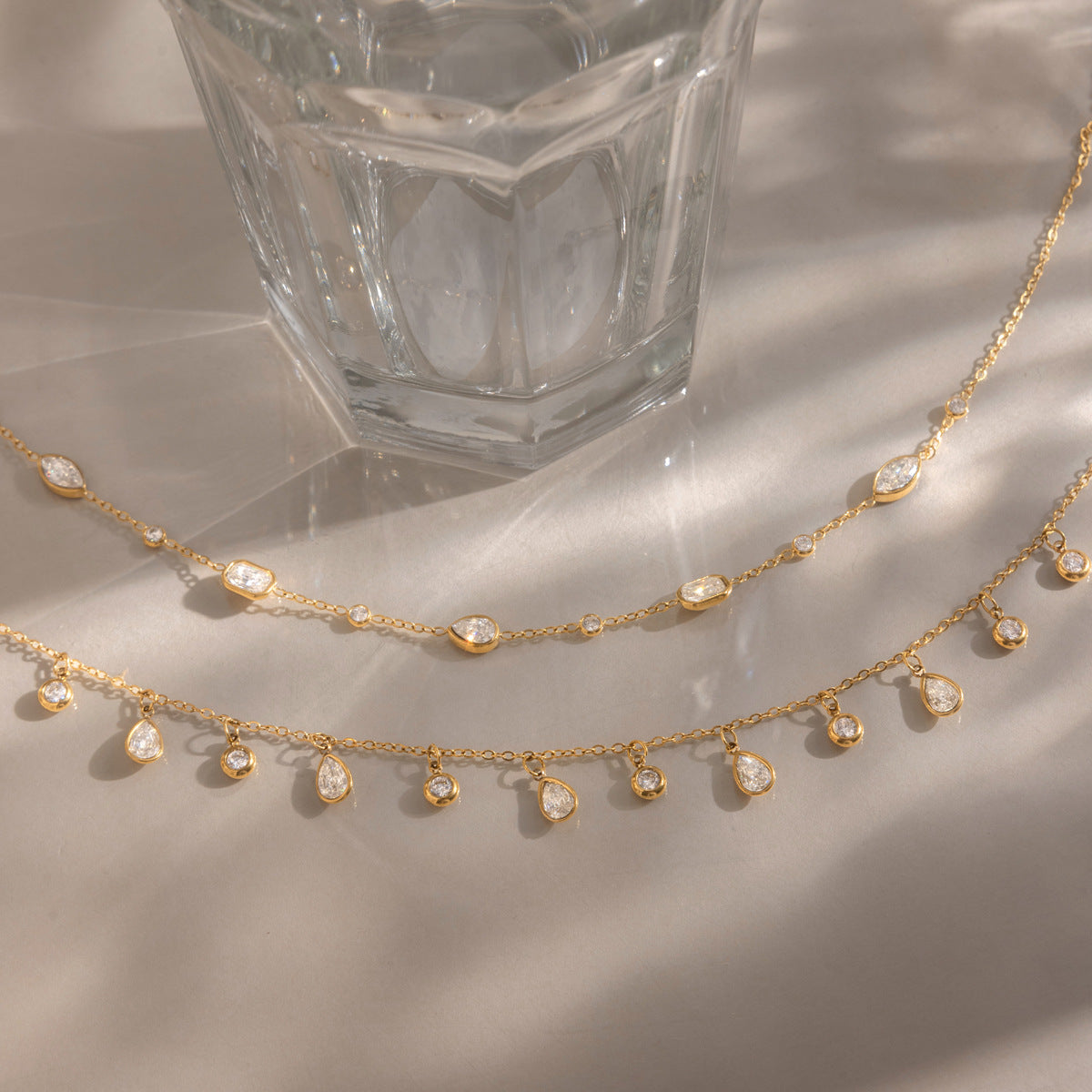 Collier pour femme en acier inoxydable avec détails en cristal étincelants