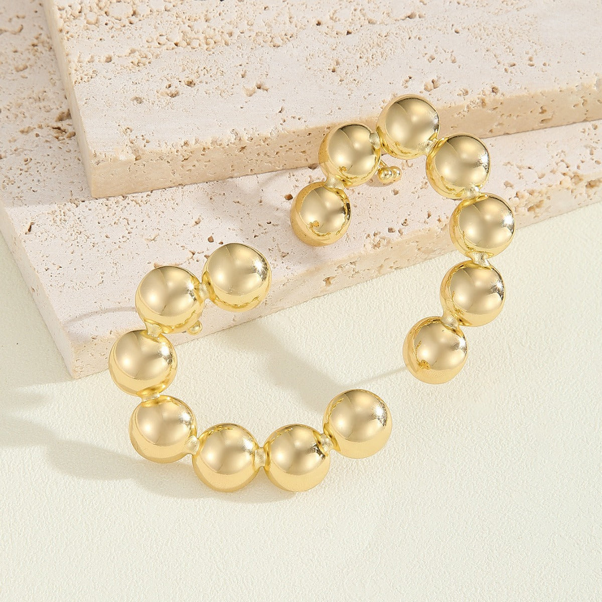 Bracelet pour femme avec perles dorées texturées
