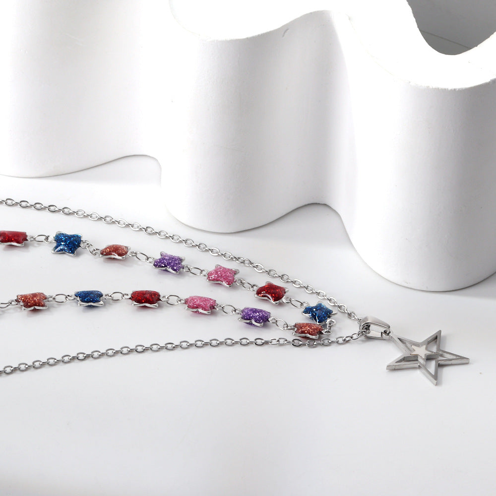 Collier pour femme avec pendentifs étoiles et finition dorée