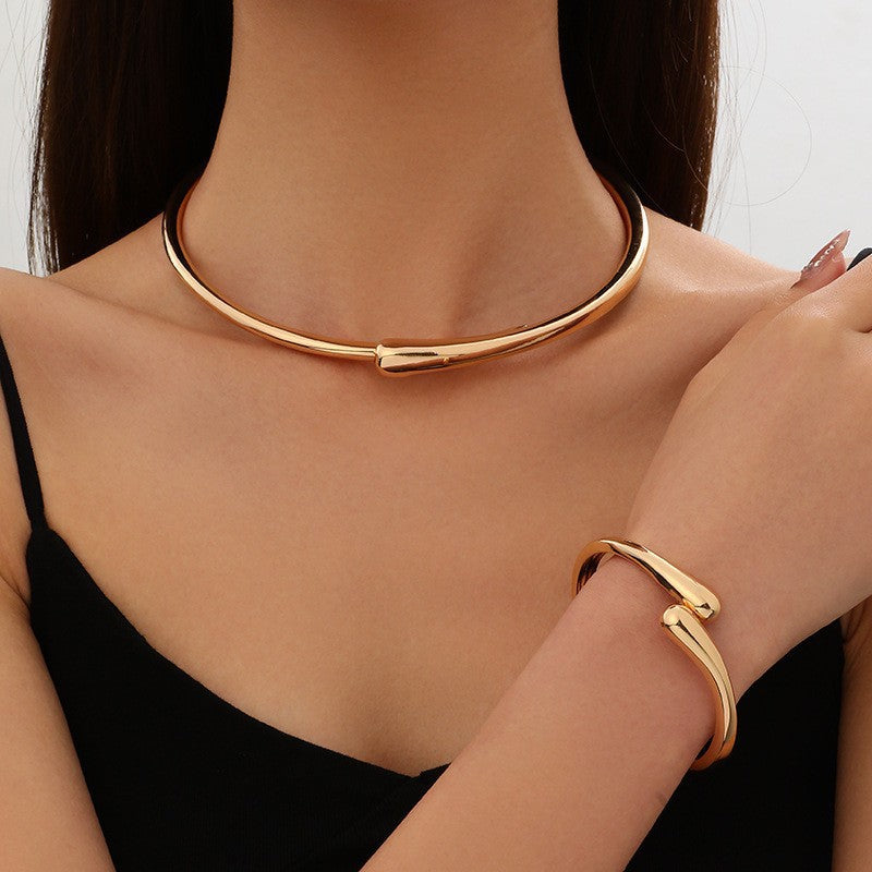 Bracelet jonc ouvert pour femme au design sculptural