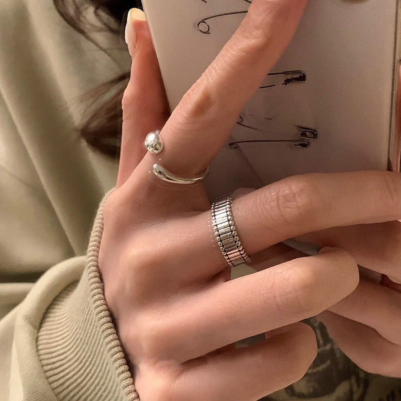Bague ouverte pour femme au design incurvé et accent minimaliste