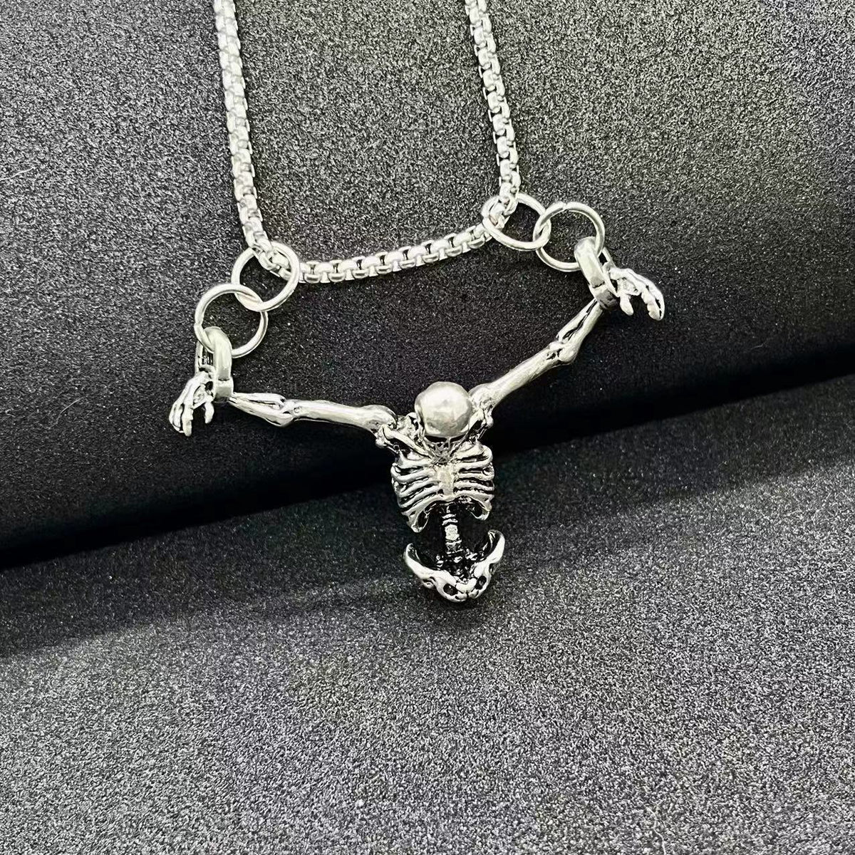 Collier pendentif squelette