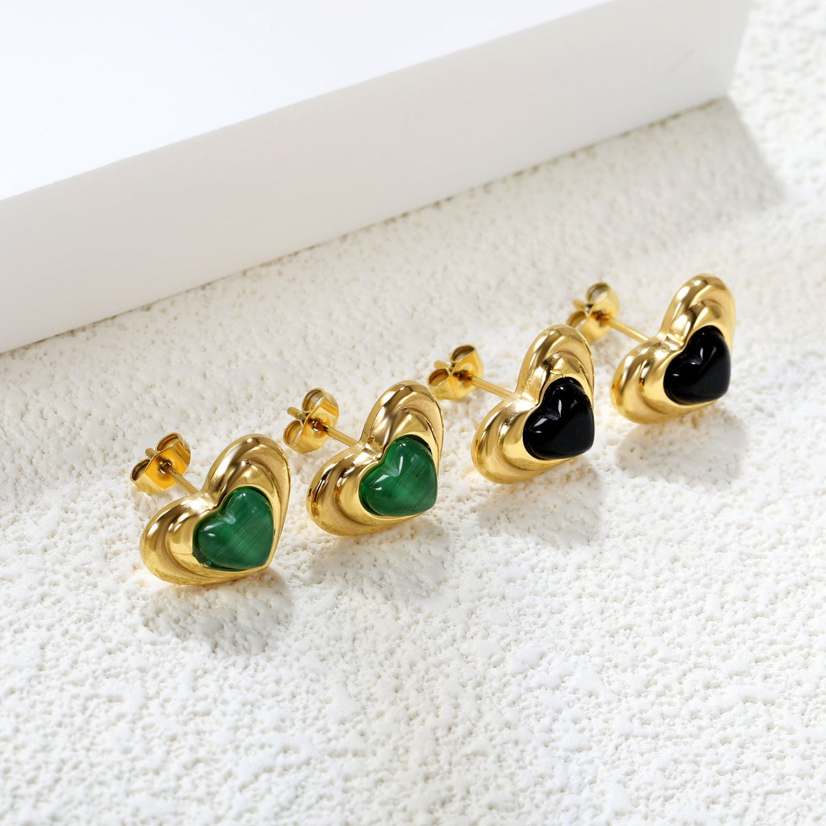 Boucles d'oreilles pour femme au design cœur élégant avec finition dorée