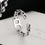 Bague ouverte pour femme au design moderne et symbole unique