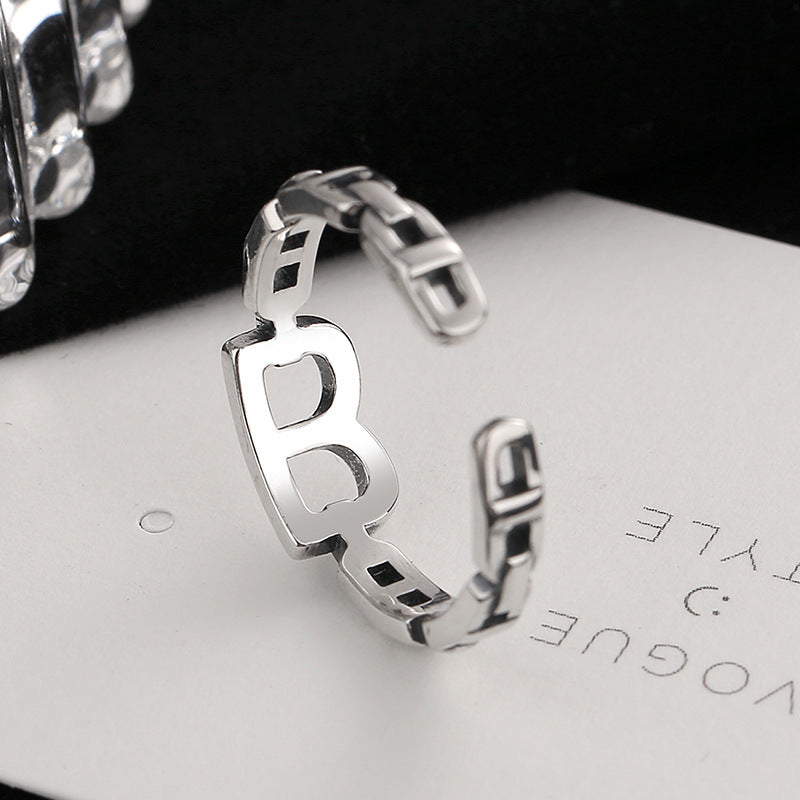Bague ouverte pour femme au design moderne et symbole unique