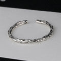 Bracelet rigide pour femme au design organique