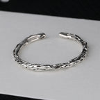 Bracelet rigide pour femme au design organique