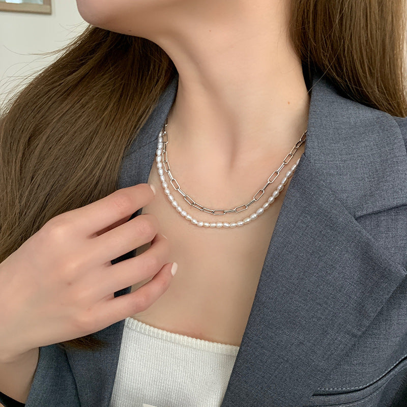 Collier pour femme avec mélange moderne de perles et de chaînes