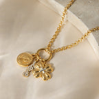 Collier multicouche pour femme avec pendentif floral