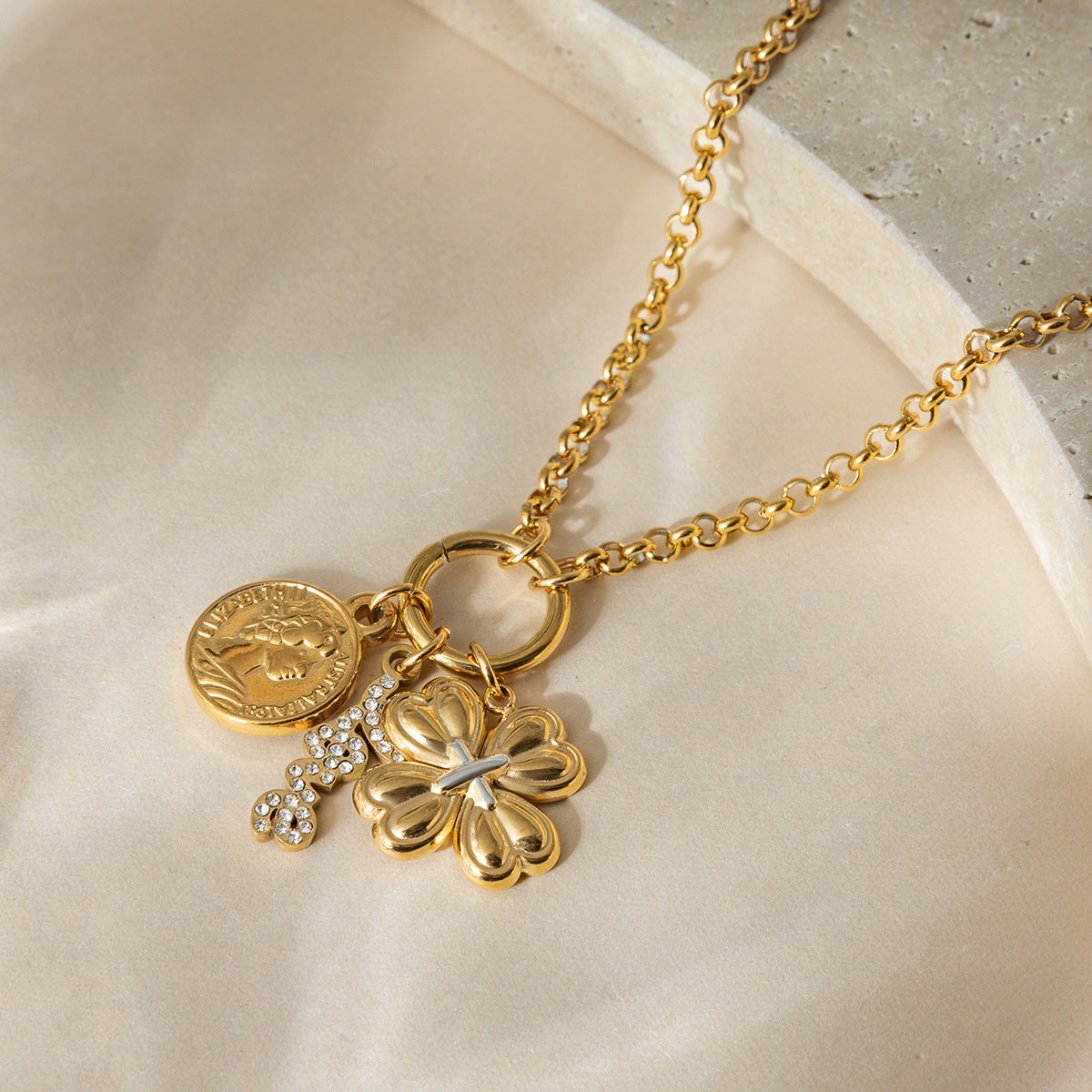 Collier multicouche pour femme avec pendentif floral