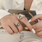 Bague géométrique pour femme avec surface brillante