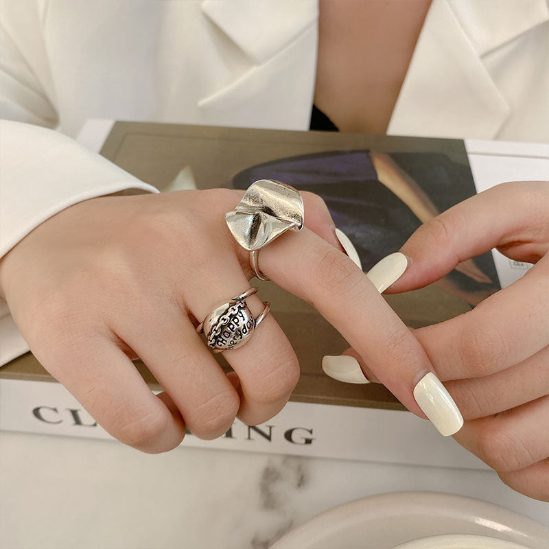 Bague géométrique pour femme avec surface brillante