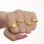 Bague massive pour femme avec gravure élégante