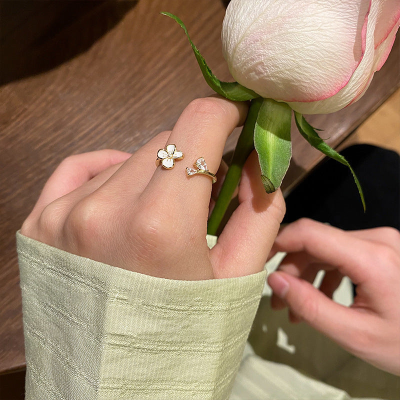 Bague ouverte pour femme au design floral et détails en zircone