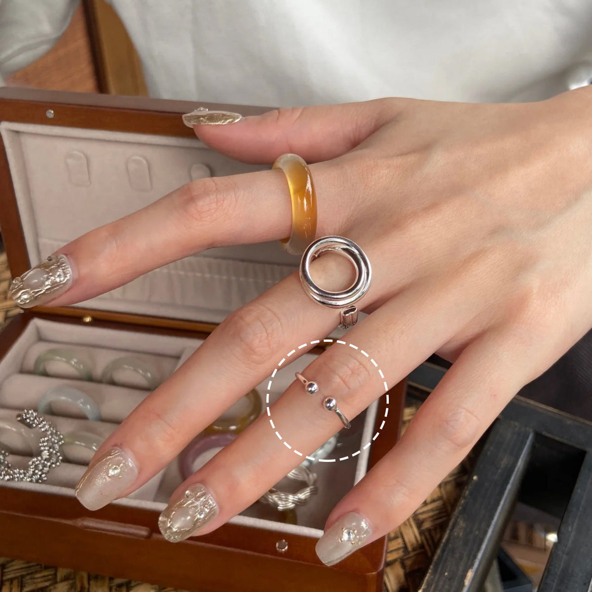 Bague réglable pour femme avec détail sphérique minimaliste