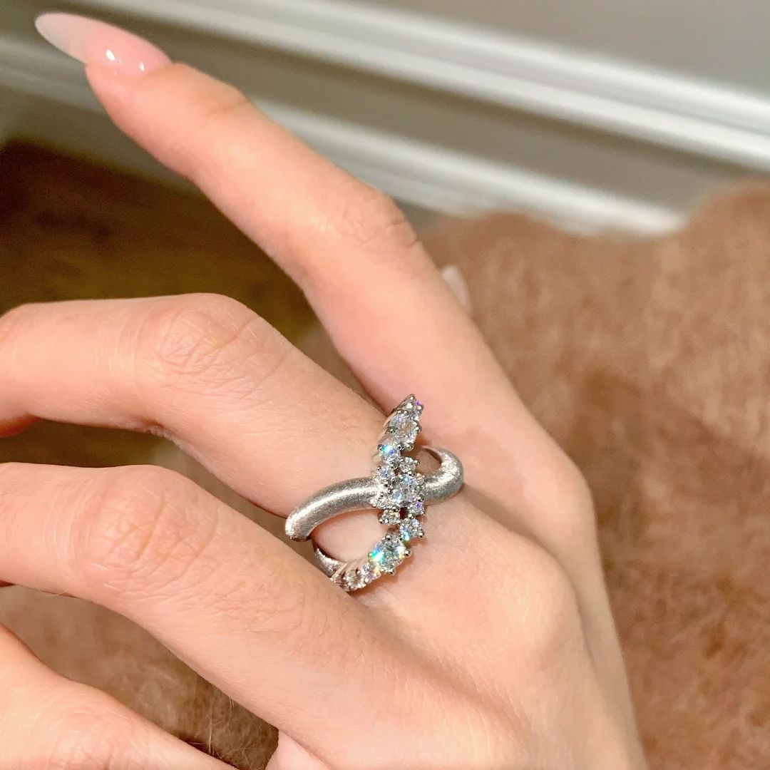 Bague pour femme au design fluide avec zircone étincelante