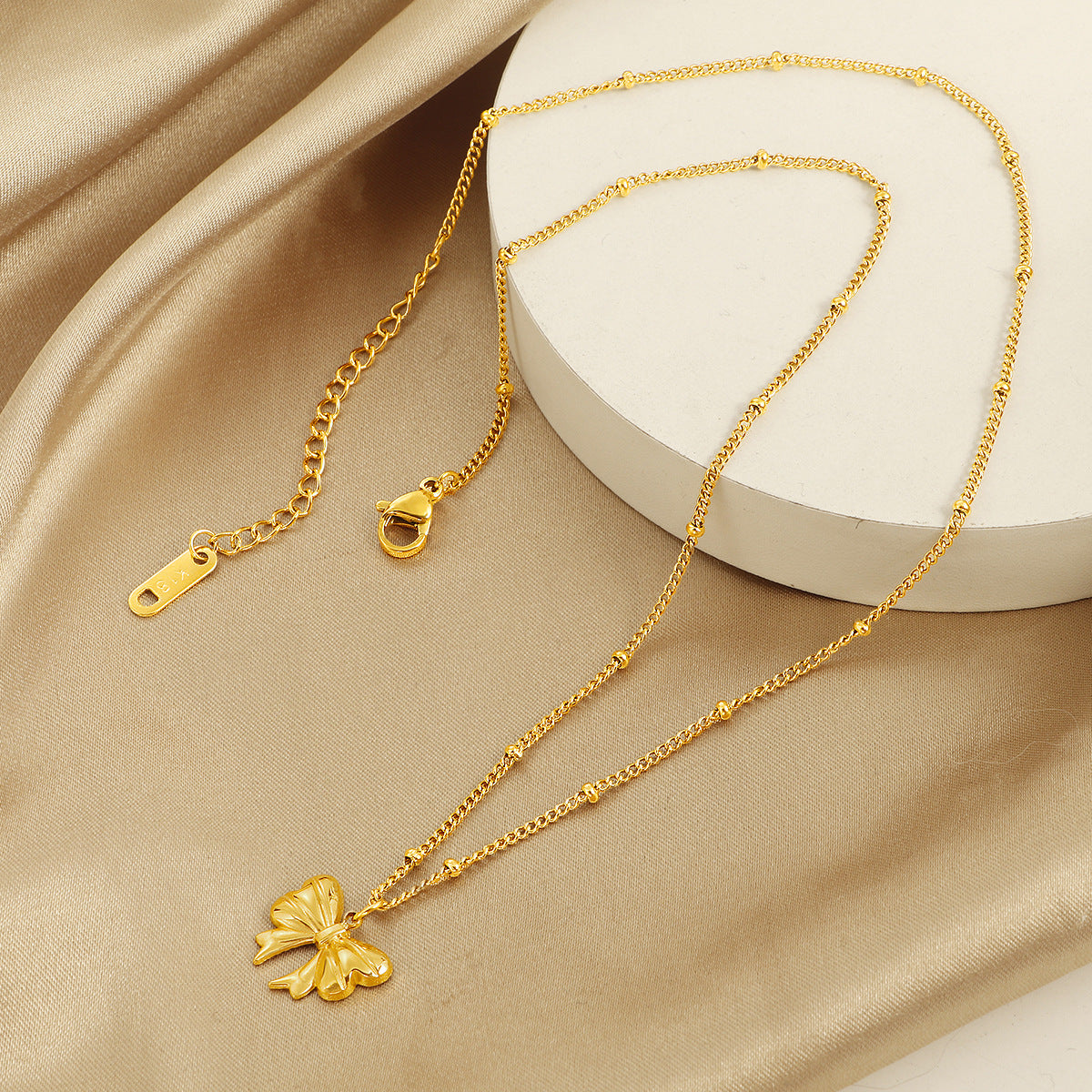 Collier pour femme avec pendentif papillon élégant
