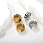 Bague pour femme avec cristaux scintillants et design ondulé