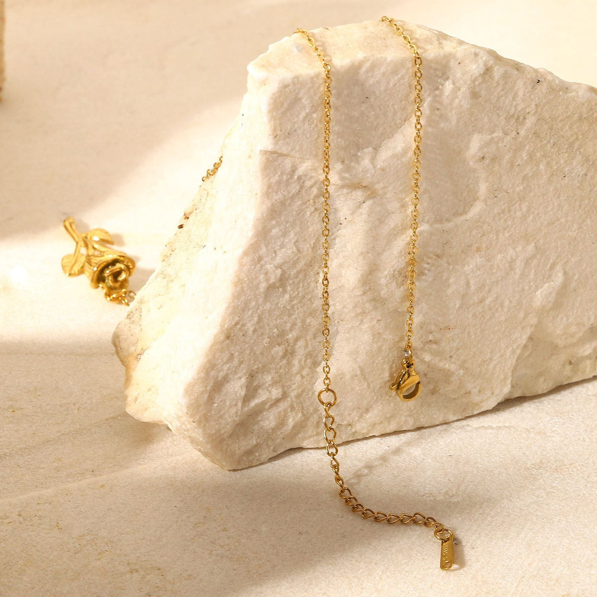 Collier pour femme avec pendentif rose filigrane en acier inoxydable