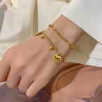 Bracelet pour femme avec breloques cœurs enchaînés