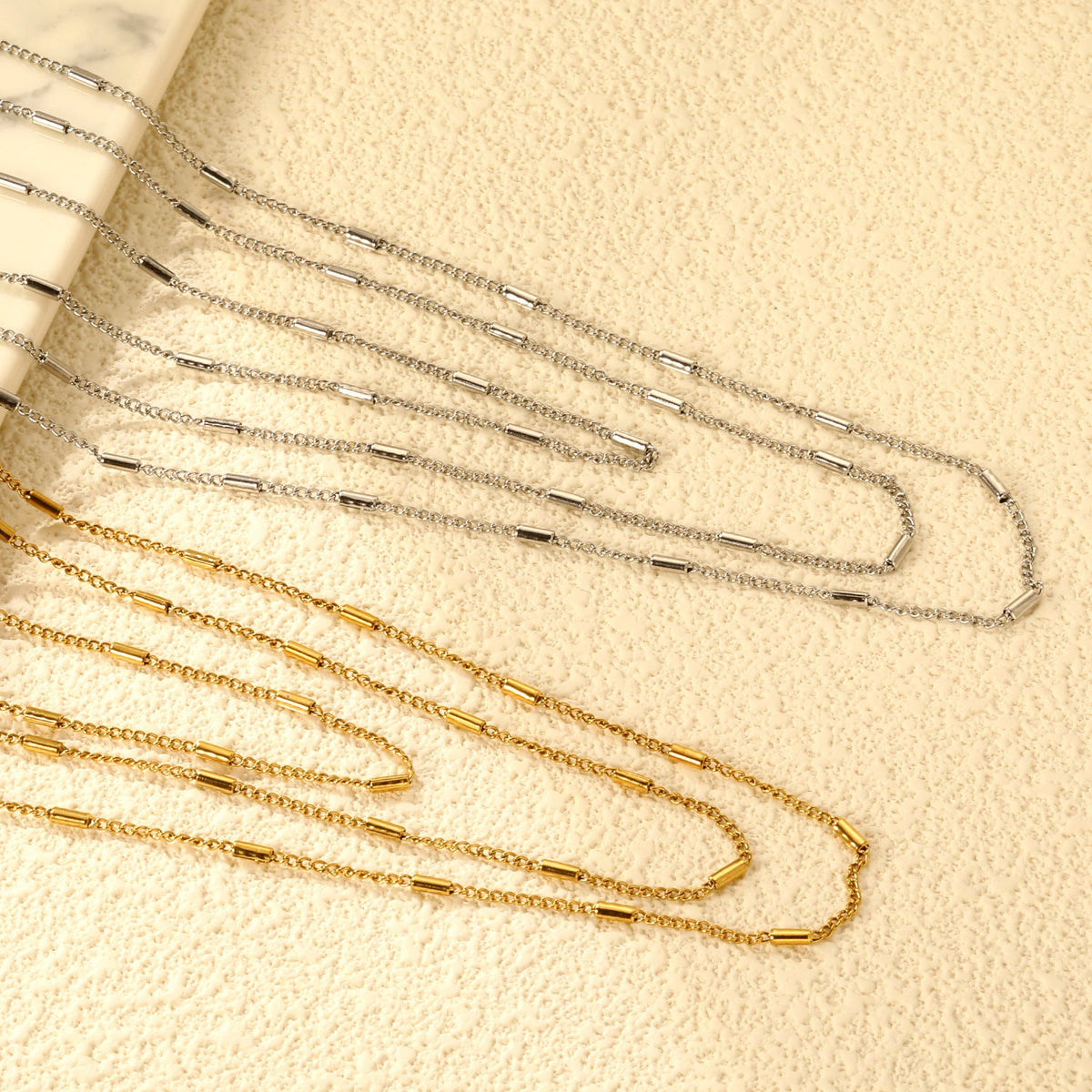Collier multicouche pour femme au design moderne avec longueurs réglables
