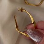 Boucles d'oreilles pour femme au design artistique et incurvé