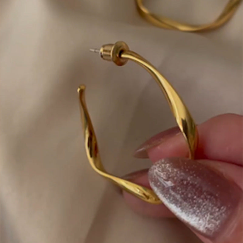 Boucles d'oreilles pour femme au design artistique et incurvé